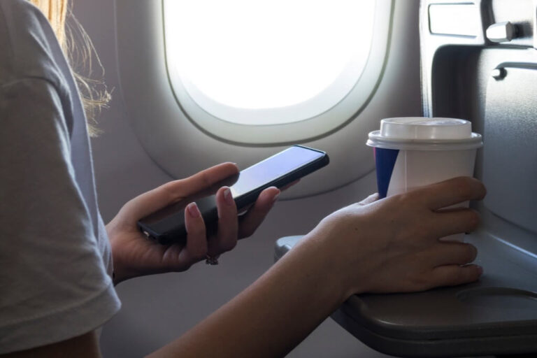 Telefon i kafa u rukama u avionu.