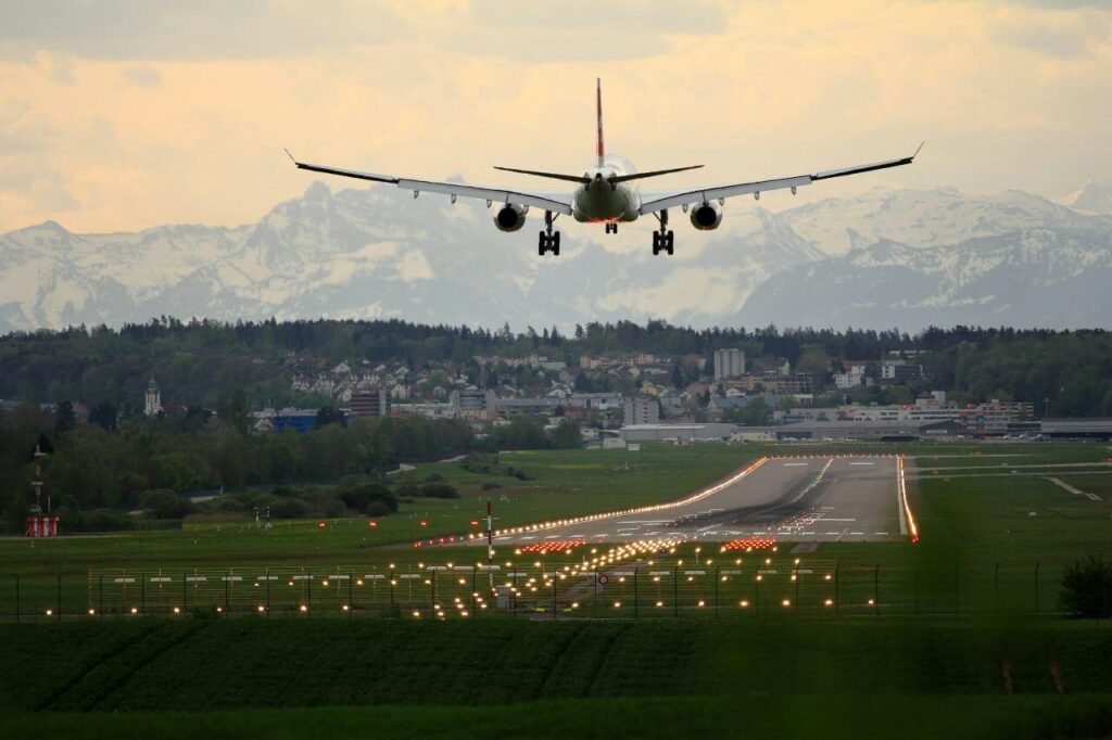 Avion iznad piste.
