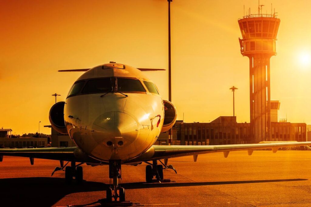 Avion i toranj na aerodromu.