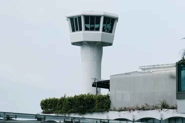 Kontrolni toranj na aerodromu.